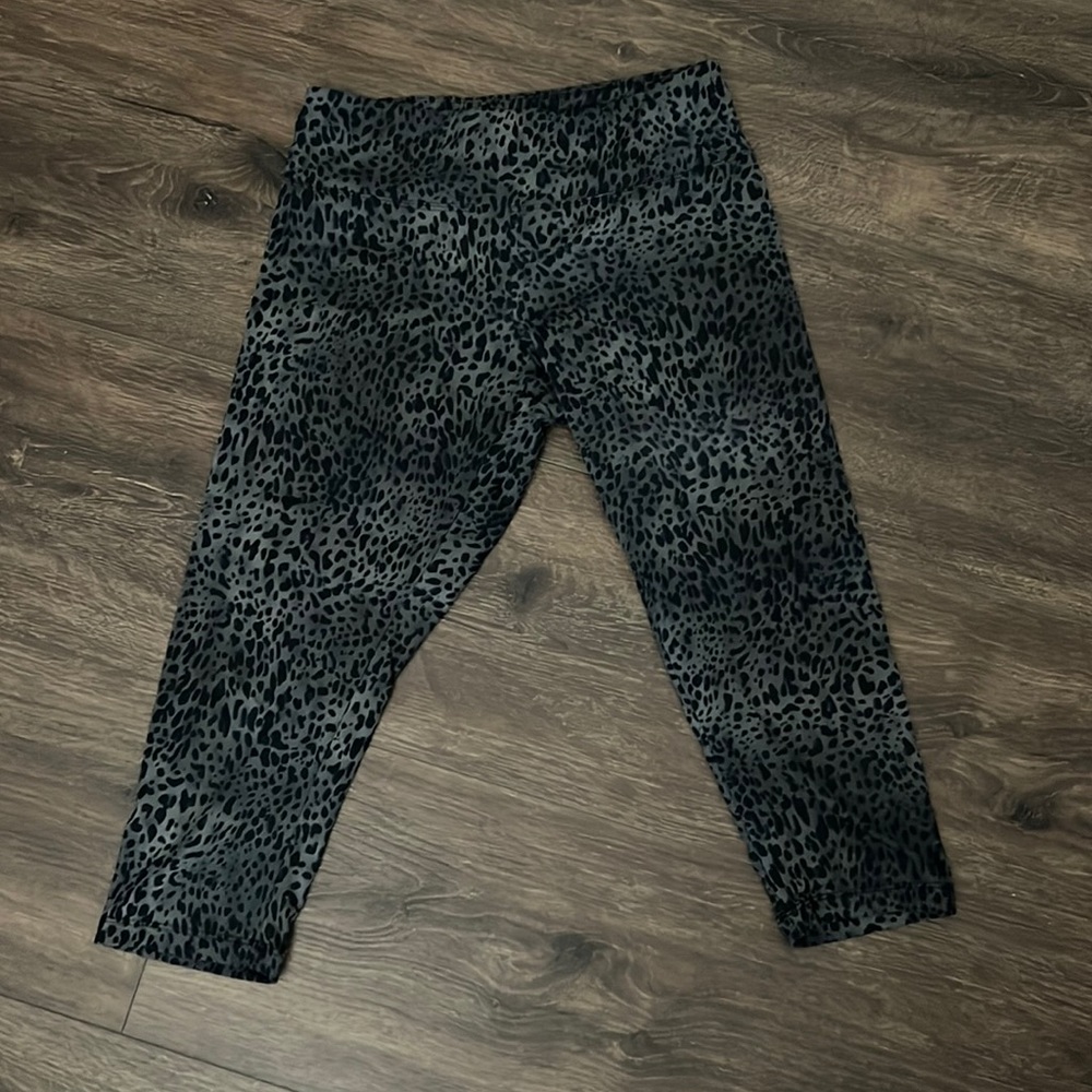 Women’s leopard print capri leggings